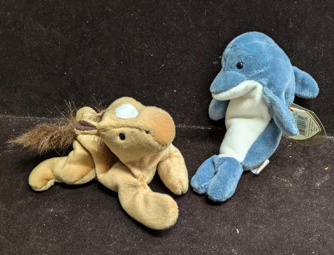 Derby Horse And Echo Dolphin Beanie Baby Dolls: Derby Horse And Echo Dolphin Beanie Baby Dolls. Derby is approx 5" x 8"x 2 5/8". Echo is approx 4 3/4" x 7" x 3 3/4". The total weight is 0.47lb. The Beanie Baby dolls have some light wear.
