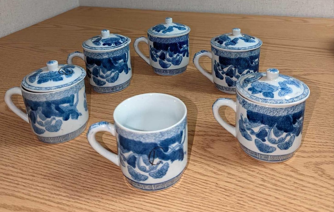 6 Guangzhou Chinese White & Blue Cups With Lids: 6 Guangzhou Chinese White & Blue Cups With Lids. Each cup and lid is approx 4 1/2" x 3" x 4" and together they weigh 4lbs. Cups have hand-painted butterflies and floral designs. One cup is missing its