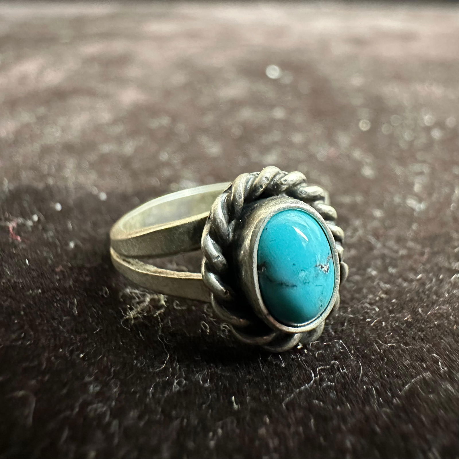 Size 4 Oval Turquoise Blue Stone Silver Ring Small: This item is in good pre-owned, previously used/displayed condition with noticeable light wear and surface scratches. Please reference all photos for full details. This piece of jewelry has been teste