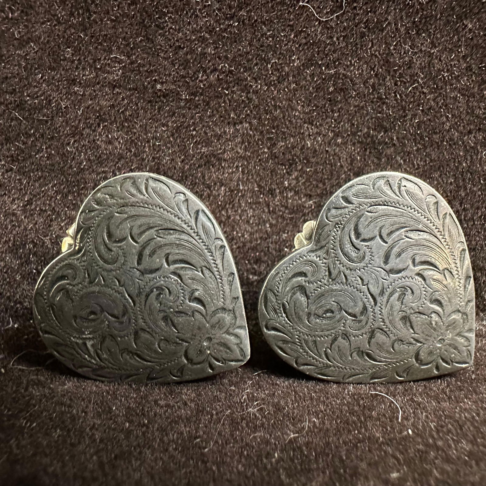 Western Style Heart Shaped Engraved Floral Design Silver Earrings: This item is in good pre-owned, previously used/displayed condition with noticeable light wear and surface scratches. Please reference all photos for full details. This piece of jewelry has been