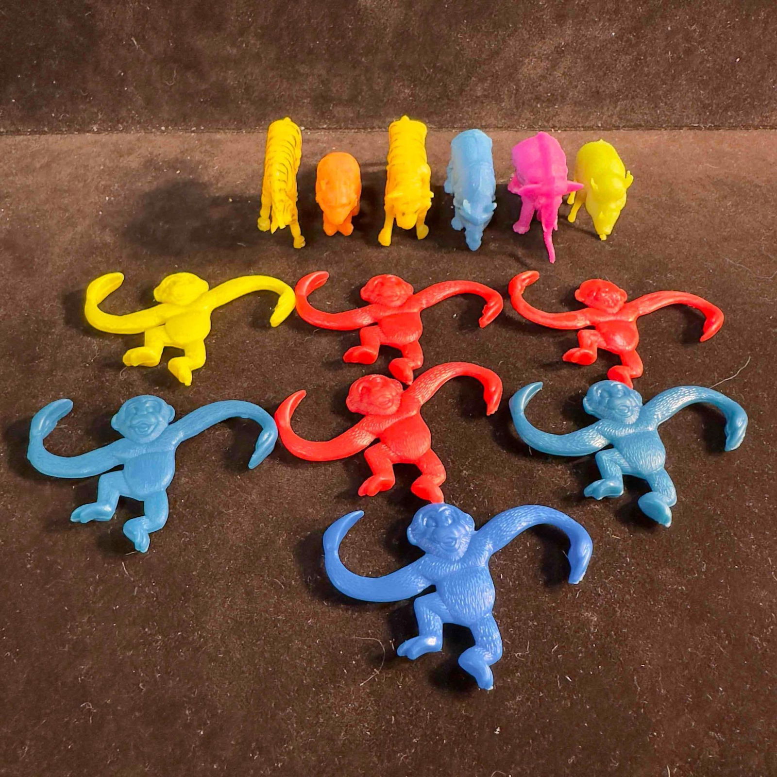 Barrel of Monkeys 1965 Vintage Plastic Zoo Animals: Barrel of Monkeys 1965 Vintage Plastic Zoo Animals. There are 7 seven Barrel of Monkey's from 1965 Lakeside. Also included are 6 six plastic Zoo animals a Tiger's, Rhino, Elephant, Zebra, and