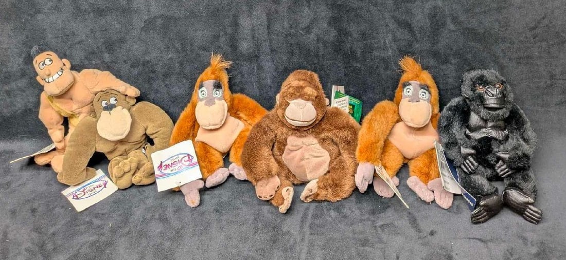 6 Disney Apes Orangutans And George Of The Jungle Bean Bag Dolls: 6 Disney Apes Orangutans And George Of The Jungle Bean Bag Dolls. Please see the images for a listing of items included with this lot. Please note, the Kala heartbeat Bean's beating heart feature does