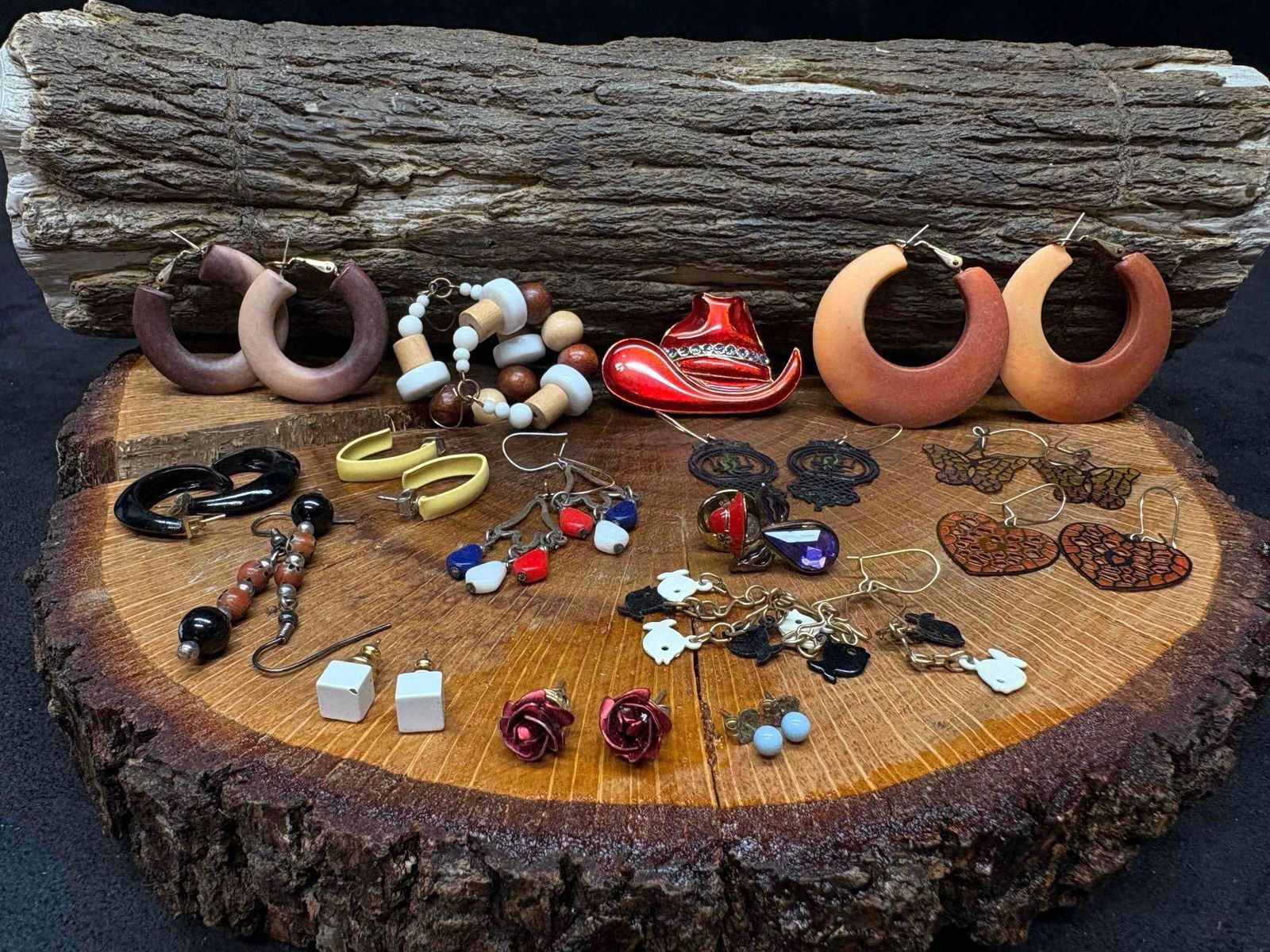 16pc Colorful Collection of 70s Mixed Jewelry: This lot contains 16 pieces of costume jewelry, all of which in overall good condition with minor flaws due to age and use. Please refer to the images provided for full context of the lot's