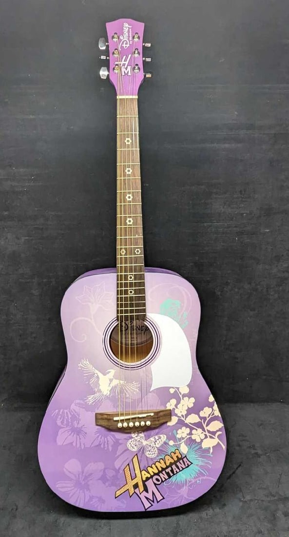 Washburn Acoustic Guitar Disney Hannah Montana 3/4 Size: Washburn Acoustic Guitar Disney Hannah Montana 3/4 Size. It comes with all the standard features of an acoustic guitar, including 6 strings and a body made of basswood. This is approx 14" x 3 5/8