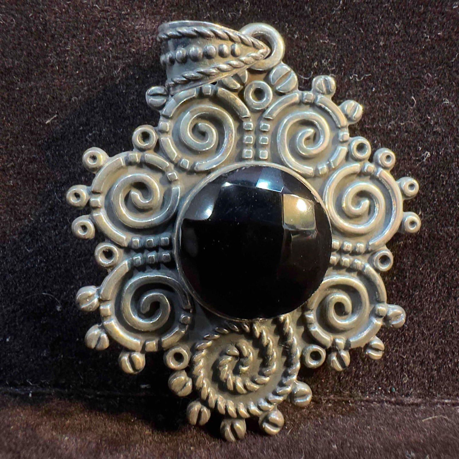 Black Onyx Faceted Bezel Stone 925 Mexico Sterling Silver Pendant: This item is in good pre-owned, previously used/displayed condition with noticeable light wear, and surface scratches. Please reference all photos for full details. This piece of jewelry has been test