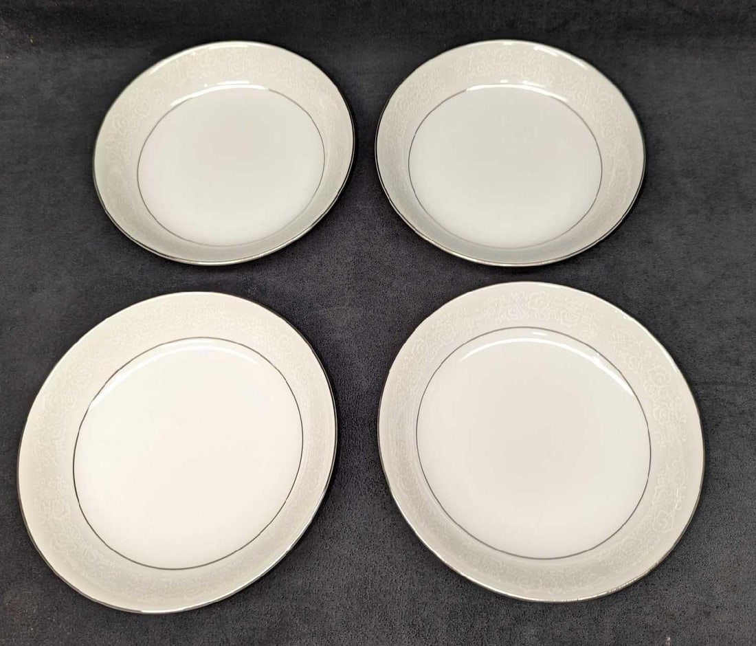 4 Retired International Juliet Coupe Soup Bowls B: 4 Retired International Juliet Coupe Soup Bowls B. Each plate is approx 7 5/8" x 7 5/8" x 1 1/2" and the total weight is 2.56 lbs. The bowls do not have any chips or cracks.