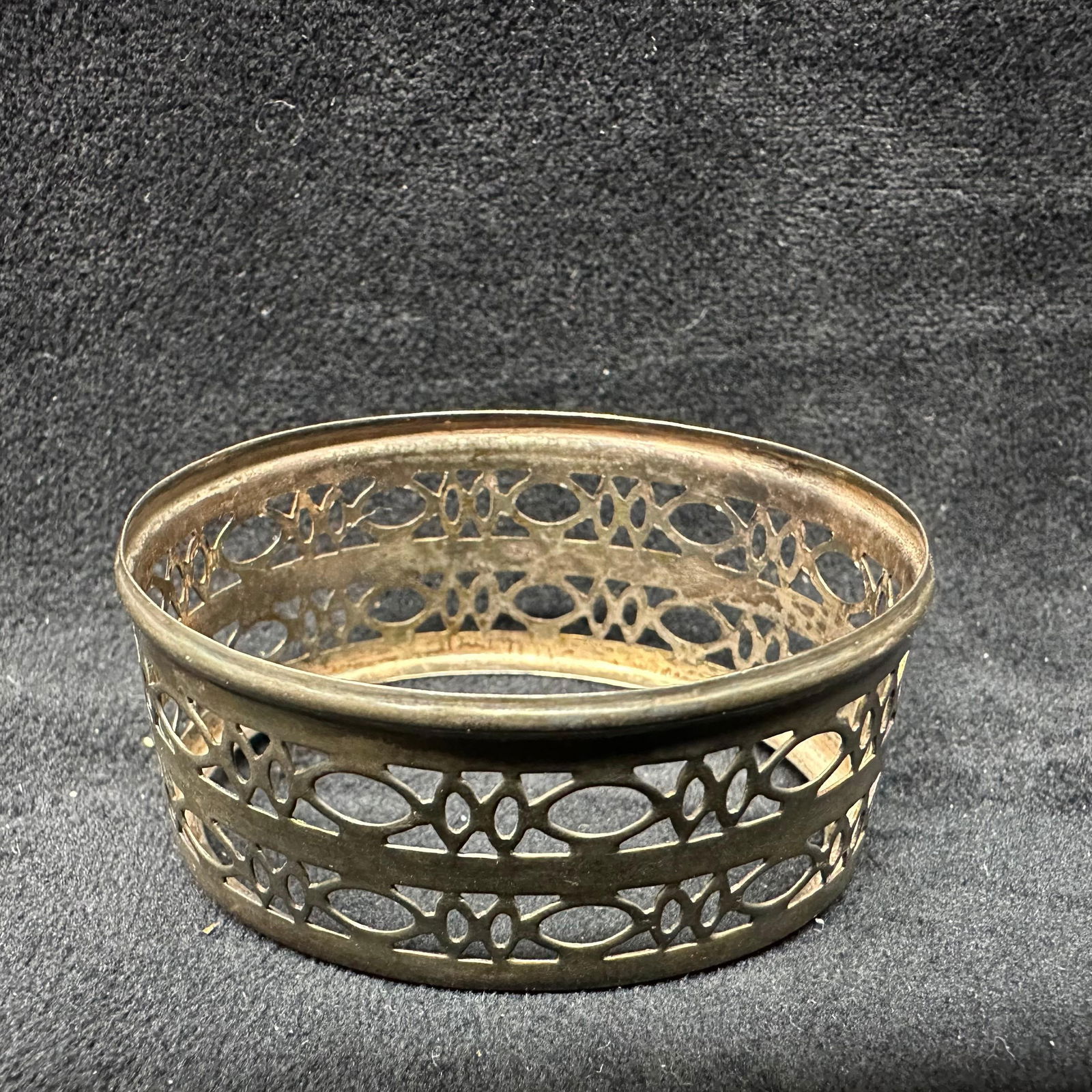 Sterling Silver Collectible Silverwork Piece: This item is in good pre-owned, previously used/displayed condition with noticeable light wear and surface scratches. Please reference all photos for full details. This piece of jewelry has been