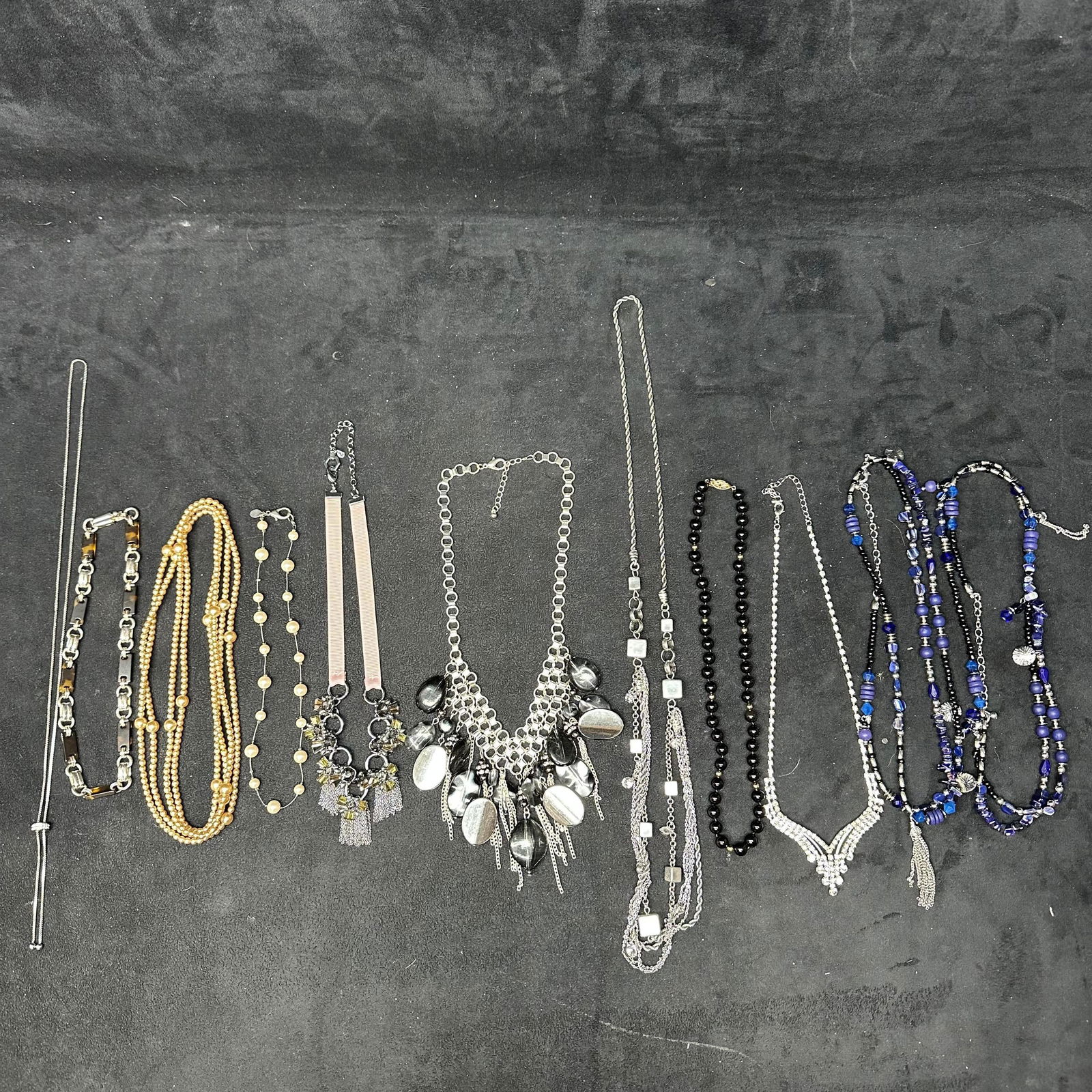 Assorted Costume Jewelry Necklaces Lot Mixed Designs and Styles (1 of 7)