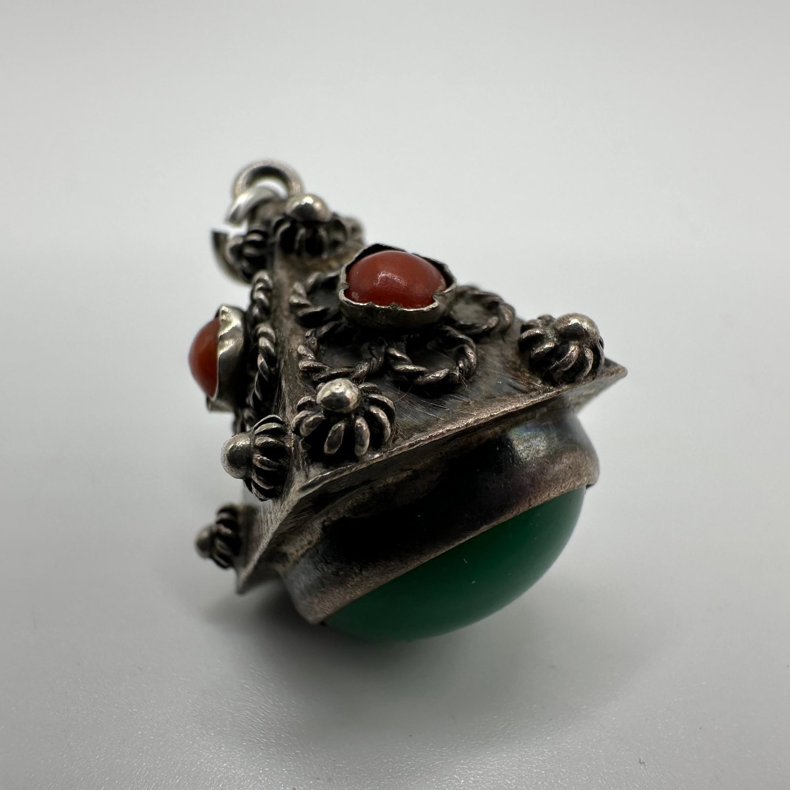 Etruscan Victorian Style Green Onyx Coral Cabochon Silver Charm X21: This item is in good pre-owned, previously used/displayed condition with noticeable light wear and surface scratches. Please reference all photos for full details. This piece of jewelry has been teste