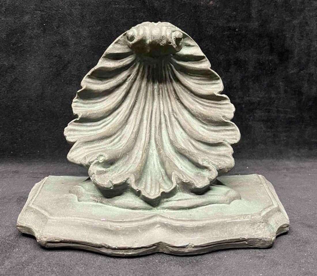 Vintage 1985 House Of A Parts Shell Wall Bracket: This lot contains a Vintage 1985 House Of A Parts Shell Wall Bracket. The approx. weight and dimensions are listed below. Overall the Vintage wall bracket is in good pre owned condition with minor wea