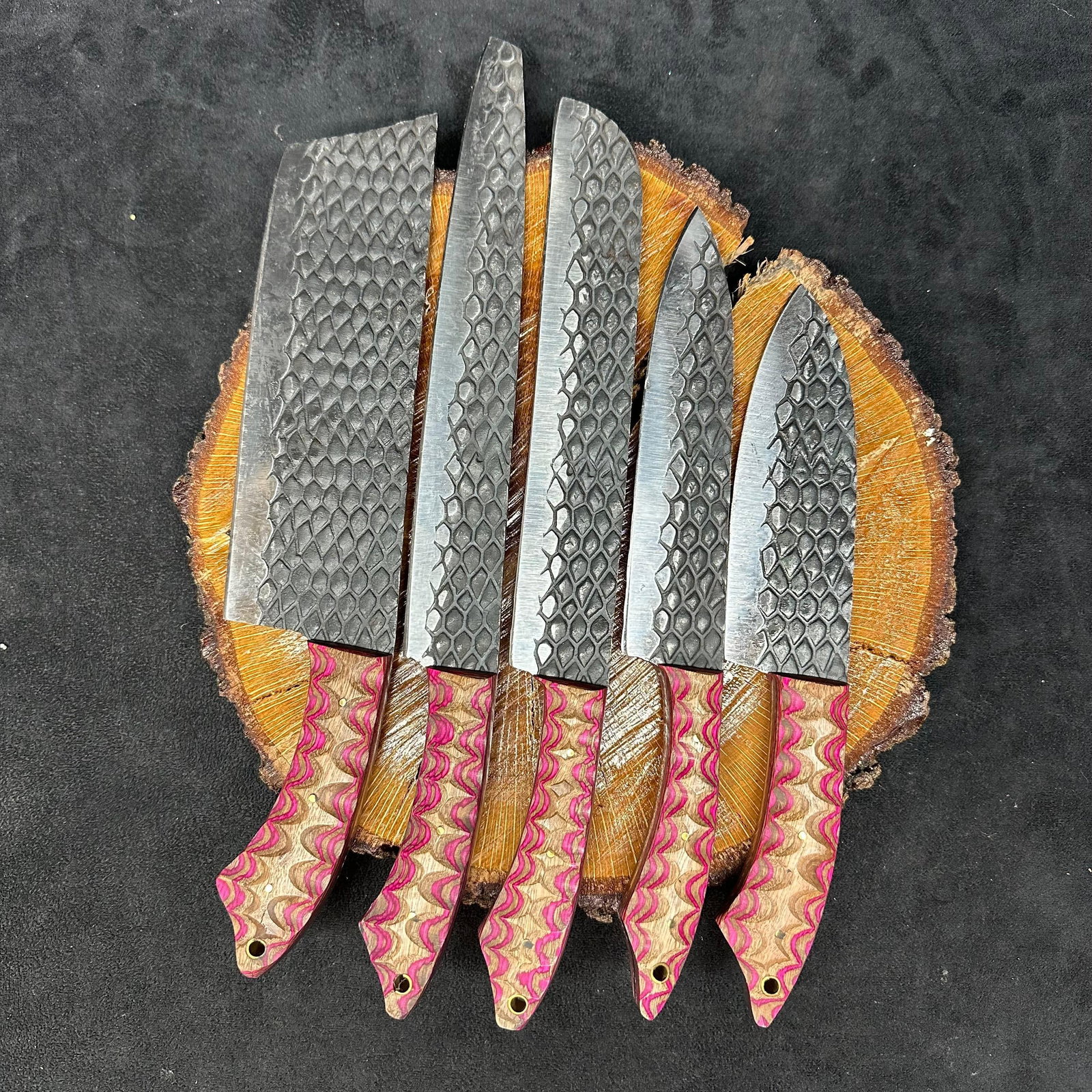 MHS Cutlery Steel Chef Butcher Knife Set 5 Knives Tan Pink Wood Carved Style Handles: Set of five MHS Cutlery steel butcher/chef knives. Each knife features a patterned style blade with full tang construction, mixed wood/epoxy resin handles, and brass pins with lanyard holes. Blades sh