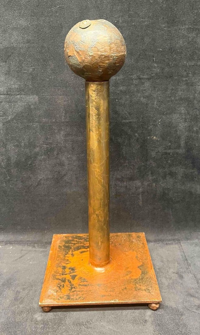 Jan Barboglio Signature Paper Towel Holder Made Of Iron: This lot contains a Jan Barboglio Signature Paper Towel Holder Made Of Iron. The approx. weight and dimensions are listed below. Overall the Jan Barboglio Signature Paper Towel Holder is in excellent
