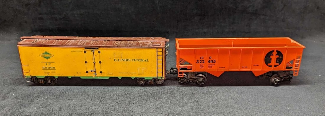 2 Distressed Illinois 0 Scale Boxcar & Bay Hopper: 2 Distressed Illinois 0 Scale Boxcar & Bay Hopper. This lot includes: (1) O Scale Illinois Central Gulf Bay Hopper. The bottom is not marked by any company markings. This is approx 10 1/2" x