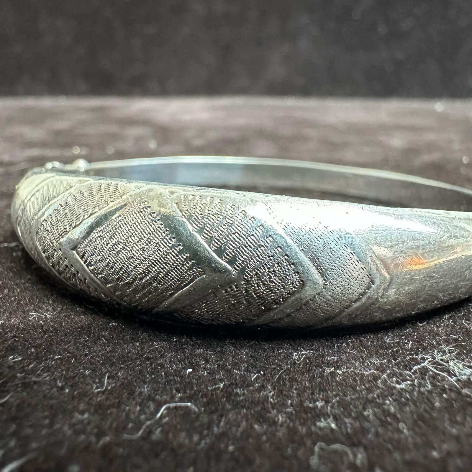 Thai 925 Sterling Silver Etched Chevron Style Design Hinged Bracelet N2: This item is in good pre-owned, previously used/displayed condition with noticeable light wear and surface scratches. Please reference all photos for full details. This piece of jewelry has been