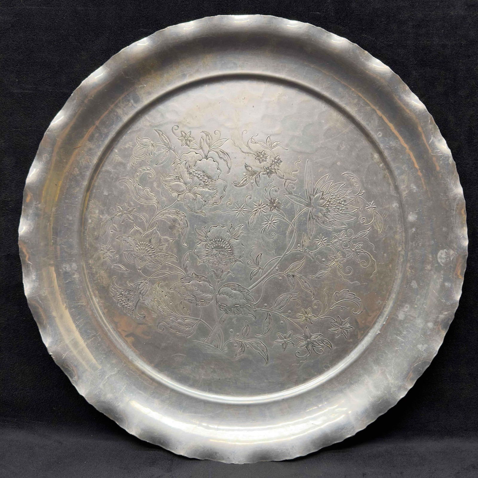 Embossed Aluminum Round Ribbed Floral Flower Design Tray: Embossed Aluminum Round Ribbed Floral Flower Design Tray. Etched marking on the bottom of the tray. Floral design on the front of the tray with ribbed pointed edges. This item is in good pre-owned, pr