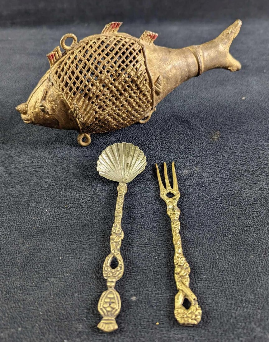 Vintage Brass Indian Dhokra Fish & Fork & Spoon: This lot includes: (1) Vintage Brass Indian Dhokra Fish. This is approx 7 3/8" x 2" x 3 1/2" and it weighs 0.54lb. Is in a good, vintage condition with surface tarnish. (1) Vintage Brass