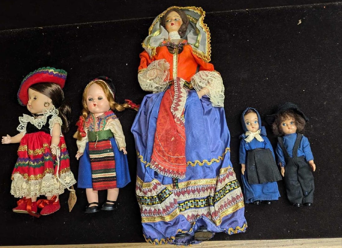 5 Vintage Amish Peasant Greek European Vonque Dolls: 5 Vintage Amish Peasant Greek European Vonque Dolls. This lot includes: (1) Vogue Doll - Ginny Dolls From "Far Away Lands". This is approx 3" x 3" x 7 3/4".(1) European Celluloid