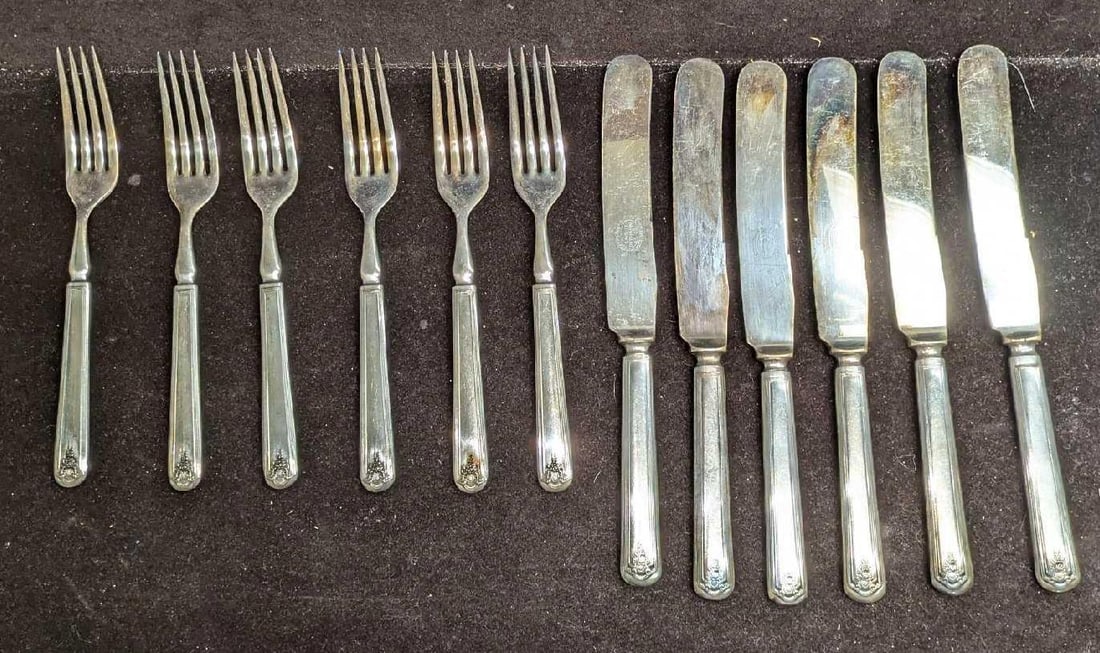 Vintage WM Rogers Silver Plated Butter Knives & Forks: Vintage WM Rogers Silver Plated Butter Knives & Forks. This lot includes: (6) WM Rogers Silver Plated Butter Knives. Each is approx 3/4" x1/4" x 8 3/4". The knives have some surface t