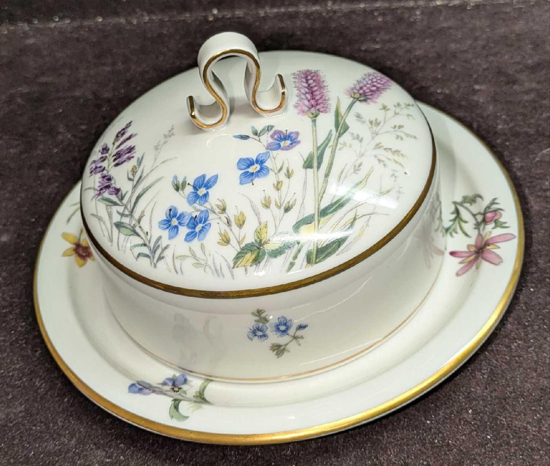 K&A Krautheim Selb Bavaria Covered Butter Dish: K&A Krautheim Selb Bavaria Covered Butter Dish. This is approx 6 1/2" x 6 1/2" x 3 1/2" and it weighs 1.21lb. The butter dish has no chips or cracks.
