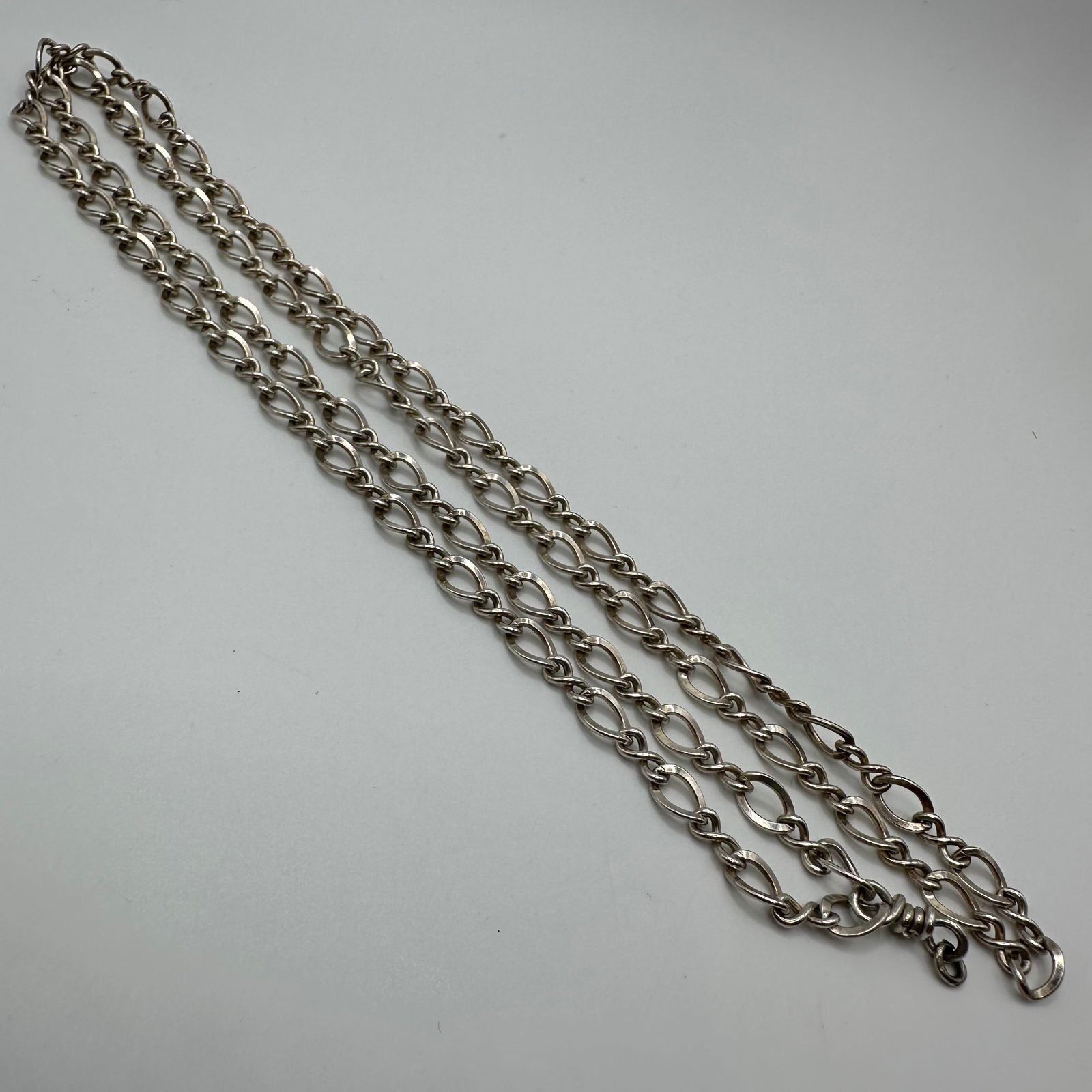 Unmarked Silver Chain Necklace Interconnected Infinity-Shaped Loops - 3