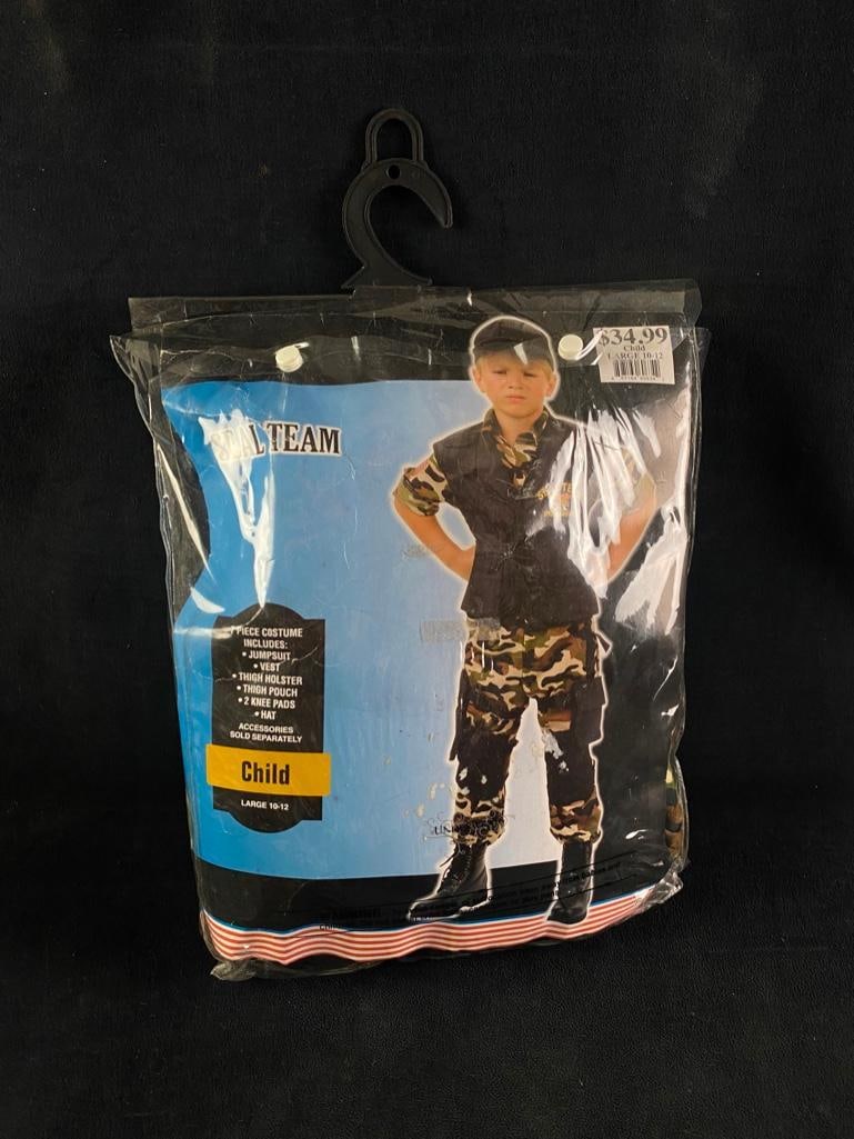 7 Piece Navy Seal Costume Child Size L: 7 Piece Navy Seal Costume Child Size L Underwraps Costumes child's Navy Seal costume in a size large. This 7-piece costume comes with a jumpsuit, vest, thigh holster, thigh pouch, two knee pads,