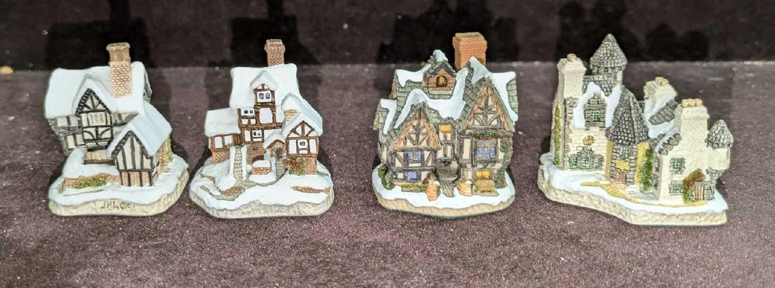 4 David Winter Mini Cottages Ornaments: 4 David Winter Mini Cottages Ornaments. Each comes in the original boxes that are approx 2 3/8" x 2 3/8" x 2 1/2" and the total weight is 0.43lb. The lot includes: (1) Christmas In Scotla