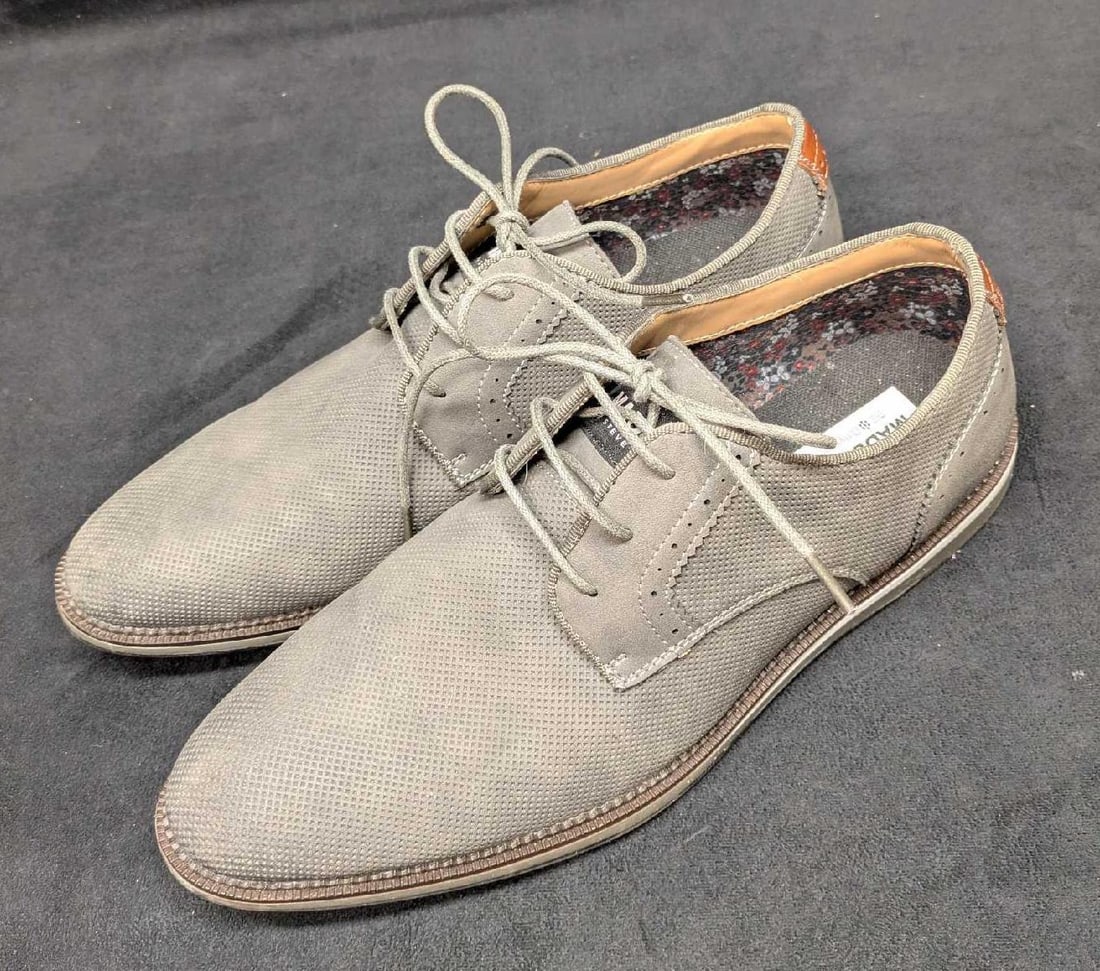 Madden Captor Men's Oxford Shoes Men's Size 10: Madden Captor Men's Oxford Shoes Men's Size 10. The shoe is made of synthetic materials. Each shoe is approx 4 1/4" x 12 1/4"x 3 3/4" and the total weight is 1.72lb. The shoes have some signs of