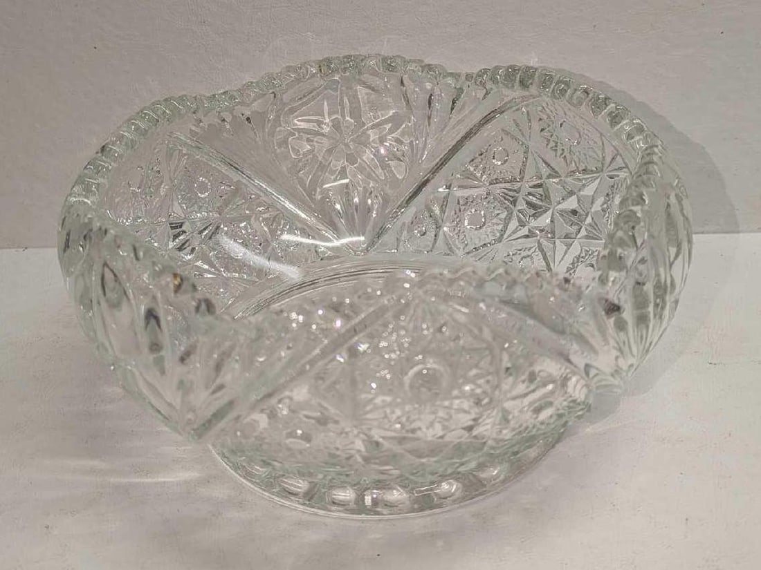 Vintage Smith Glass Cut Glass Bowl: Vintage Smith Glass Cut Glass Bowl.This glass bowl is approx 7" x 7" x 4" and it weighs 2.73lbs. The glass has some markings on the bottom. Also has an S marking on the bottom of the bowl.
