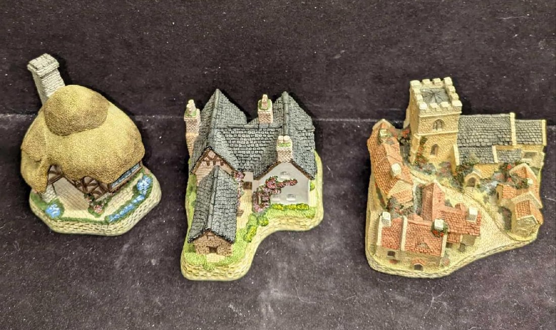 3 David Winter Cottage Figurines Costwold Village Pudding Cottage Benboy's Farmhouse: 3 David Winter Cottage Figurines Costwold Village Pudding Cottage Benboy's Farmhouse . This lot includes: (1) Costwold Village. This was released in the year 1982. This is approx 5 1/8" x 5