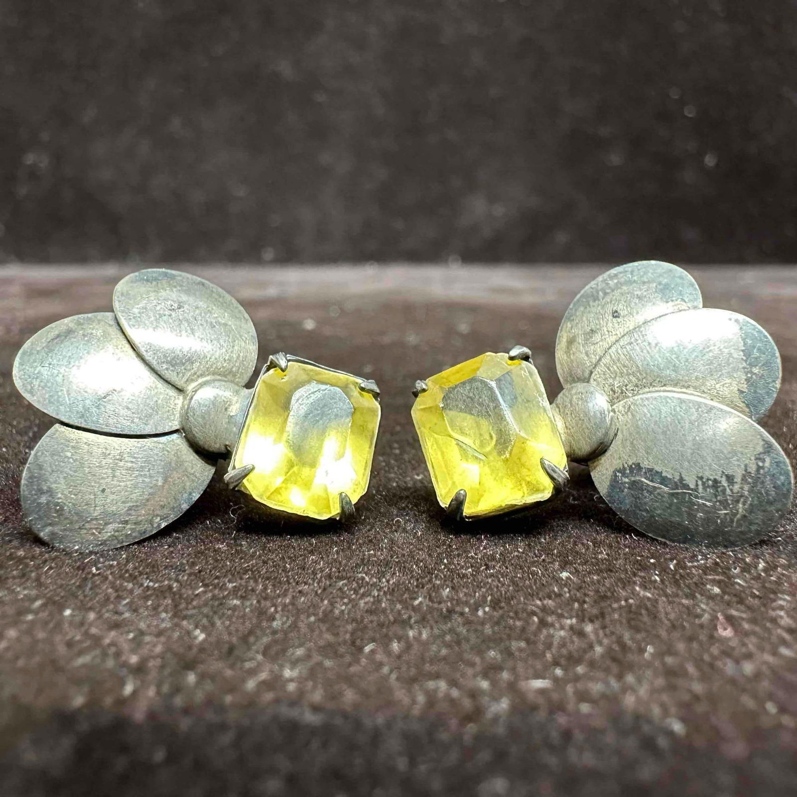Faux Yellow Stone Sterling Silver Leaf Motif Earrings F90: This item is in good pre-owned, previously used/displayed condition with noticeable light wear, and surface scratches. Please reference all photos for full details. This piece of jewelry has been