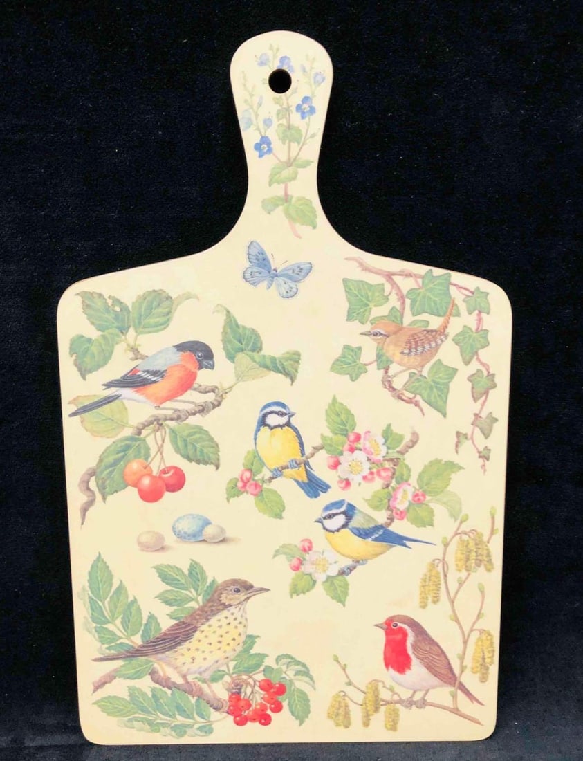 Wilscombe Melamine Chopping Board: This lot contains Wilscombe Melamine Chopping Board. It is approx. 13 1/4" x 8 1/4" and it weighs about 0.7lbs. Overall the Chopping Board is in good used condition with some light wear from use