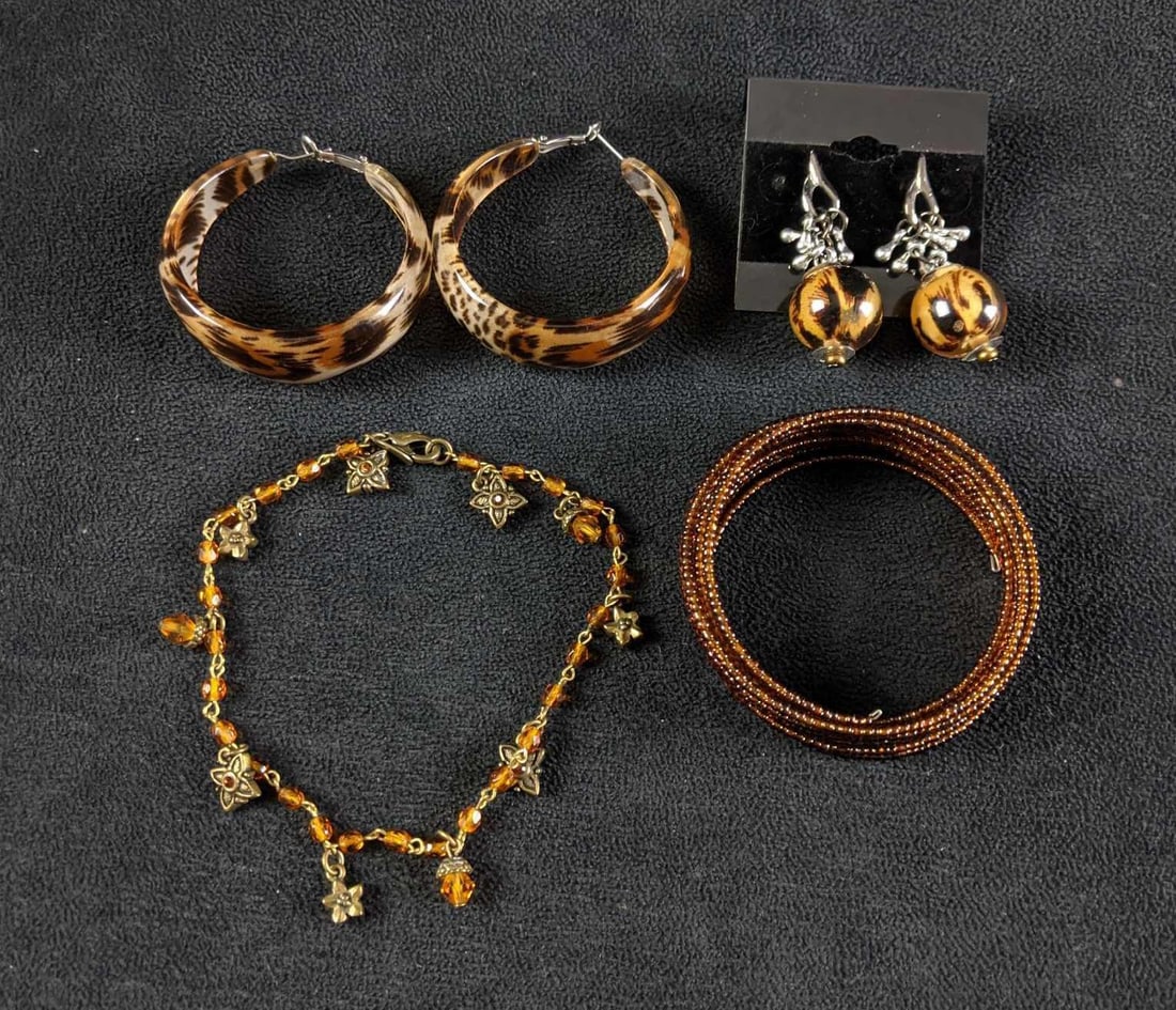 Brown Bracelet and Earring Sets: This set has two pairs of earrings with brown leopard print that go well with the brown and dusty orange bracelets in this lot. This jewelry is in good condition with no known damage. These