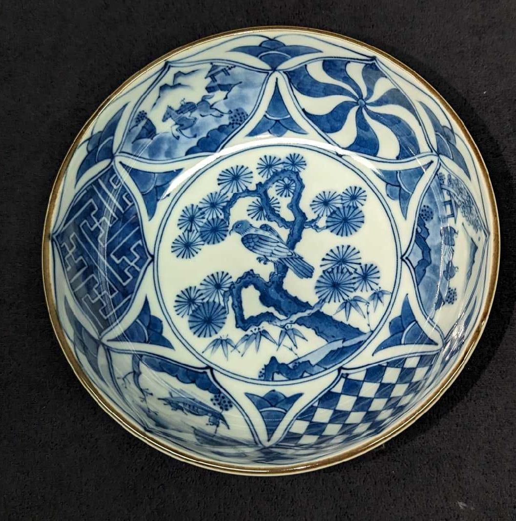 Vintage Chinese Batavia Ware Blue & White Bowl: Vintage Chinese Batavia Ware Blue & White Bowl. This ceramic bowl is approx 6 3/4" x 6 3/4" x 2 1/2" and it weighs 1.06lb. The bowl has no chips or cracks. Please see the images as they are part of