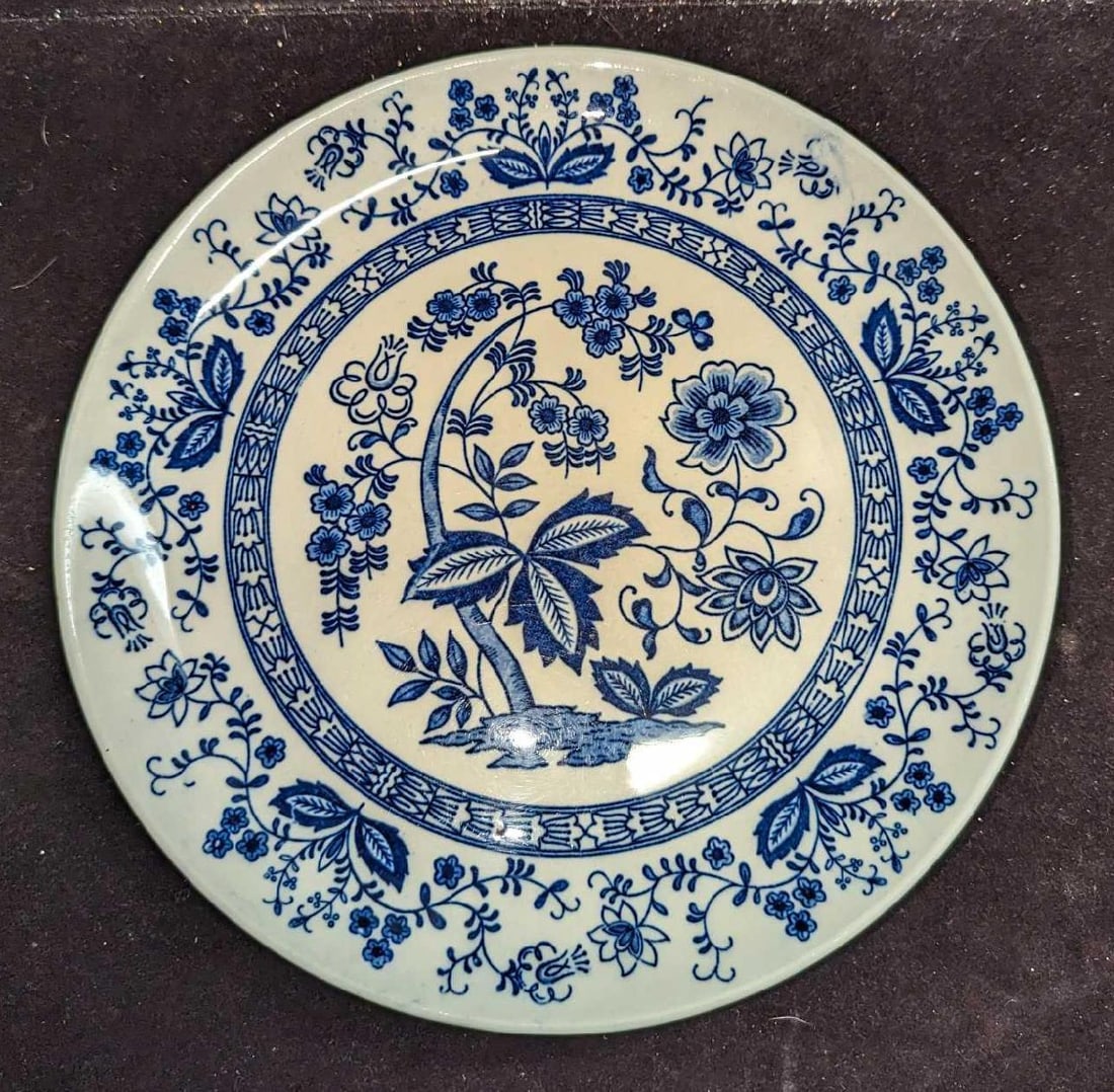 Vintage Blue Onion 10" Underglazed Plate: Vintage Blue Onion 10" Underglazed Plate. This is approx 10 1/8" x 10 1/8" x 1" and it weighs 1.28lb. The back of the plate has some markings from age and use. The ceramic plate has a chip on the