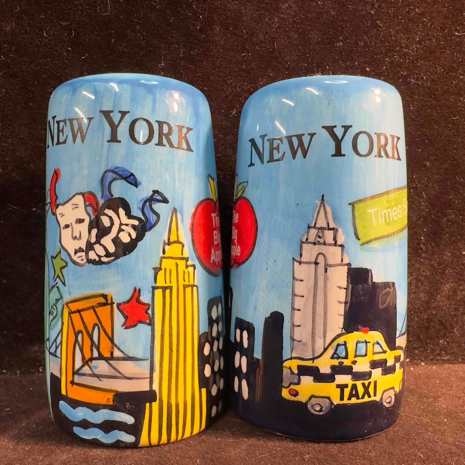 New York The Big Apple Salt and Pepper Shaker Set City Merchandise: New York The Big Apple Salt and Pepper Shaker Set City Merchandise. This salt and pepper shaker set features New York the big apple city scenes. These items are in good pre-owned, previously displayed