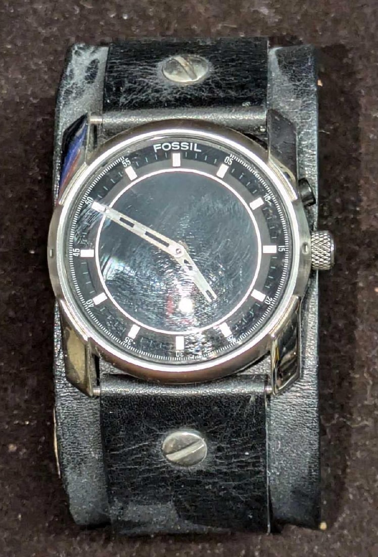 Fossil Big Tic Watch Men's Counting Seconds Leather Watch: Fossil Big Tic Watch Men's Counting Seconds Leather Watch. The watch requires a new battery and was not tested. Please note, the watch does not come with the holder seen in the images or the origi