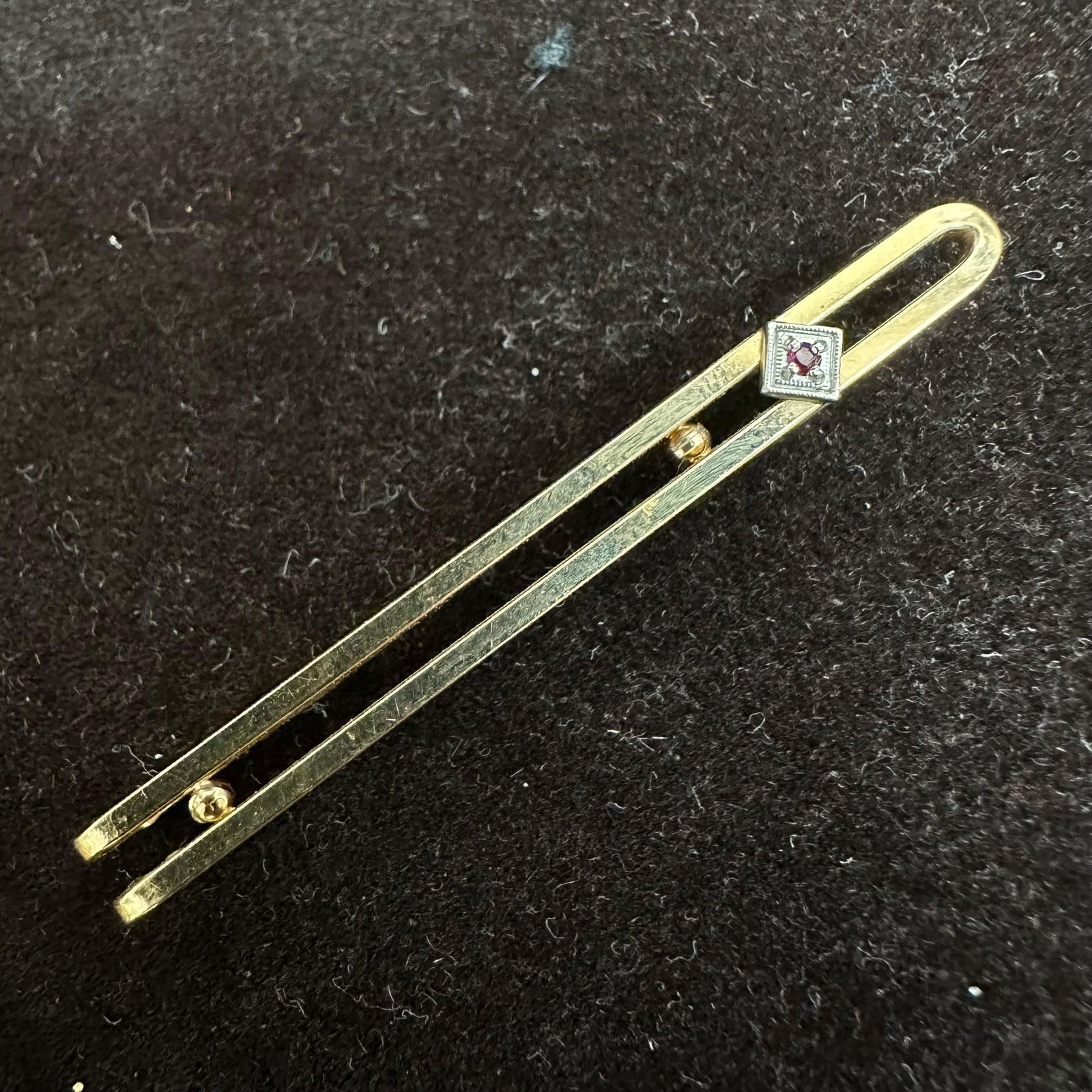 Krementz Gold Plated Tie Clip Red Stone Accent: Krementz hallmark on the back of the clip. This item is in good pre-owned, previously displayed condition with light wear and surface scratches. Please reference all photos for full details. Clip: 2&