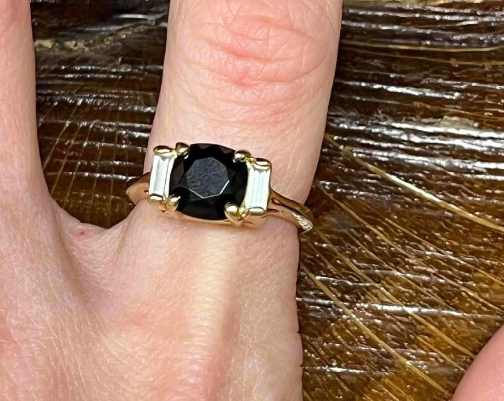 Vintage Joan Rivers Gold Tone Black & White Stone Ring: Vintage Joan Rivers Gold Tone Black & White Stone Ring. The ring is a size 7. Total weight is 0.1oz. Overall the Ring is in excellent used condition with not noticeable flaws. Please reference al