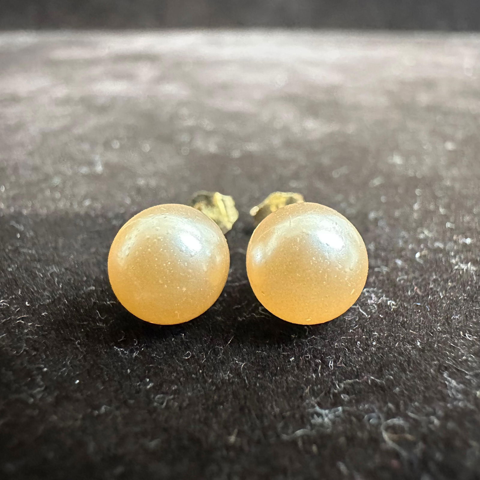Pink Champagne Tone Faux Stud Pearl 14K Gold Earrings V9: This item is in good pre-owned, previously used/displayed condition with noticeable light wear and surface scratches. Please reference all photos for full details. This piece of jewelry has been teste