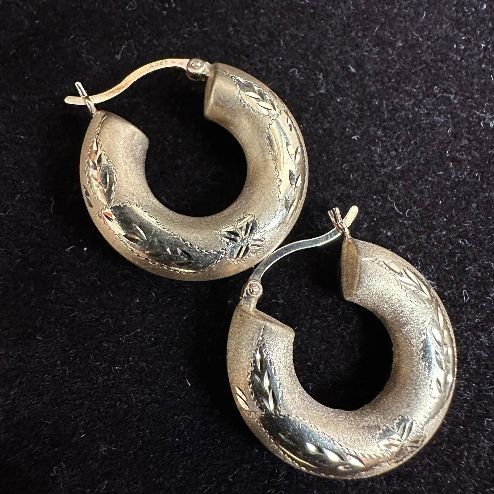 Engraved Floral and Vine Motifs Puffy 14K Gold Hoop Earrings V15: This item is in good pre-owned, previously used/displayed condition with noticeable light wear and surface scratches. Please reference all photos for full details. This piece of jewelry has been teste