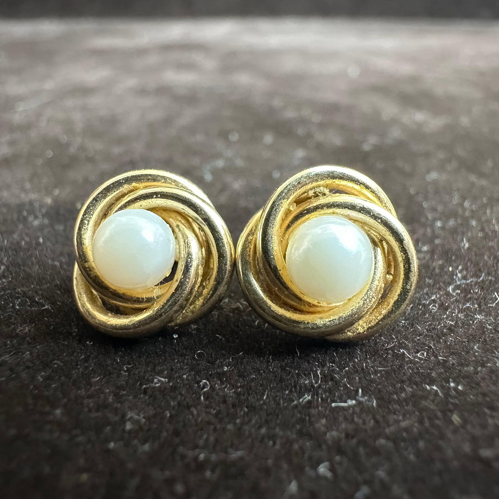 White Faux Pearl Cabochon 14K Gold Knotted Design Earrings V8: These items are in good pre-owned, previously used/displayed condition with noticeable light wear and surface scratches. Please reference all photos for full details. These pieces of jewelry have
