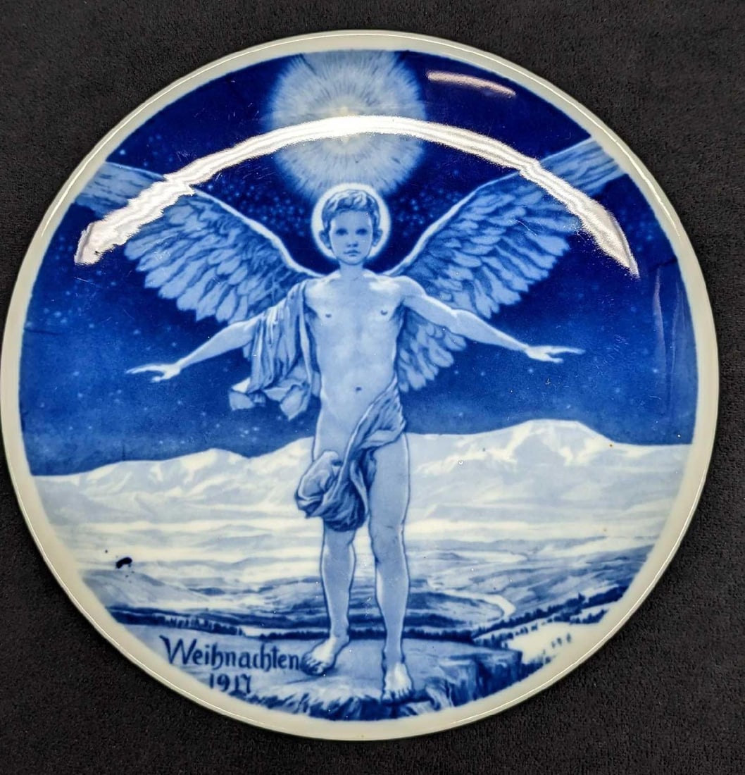 Vintage Weihnachtsteller Angel Of Peace Plate: Vintage Weihnachtsteller Angel Of Peace Plate. By Rosenthal. This porcelain plate is approx 8 1/2" x 8 1/2" x 1" and it weighs 0.94lb. Is ready to be hung up on a wall. Is in a good, vintage