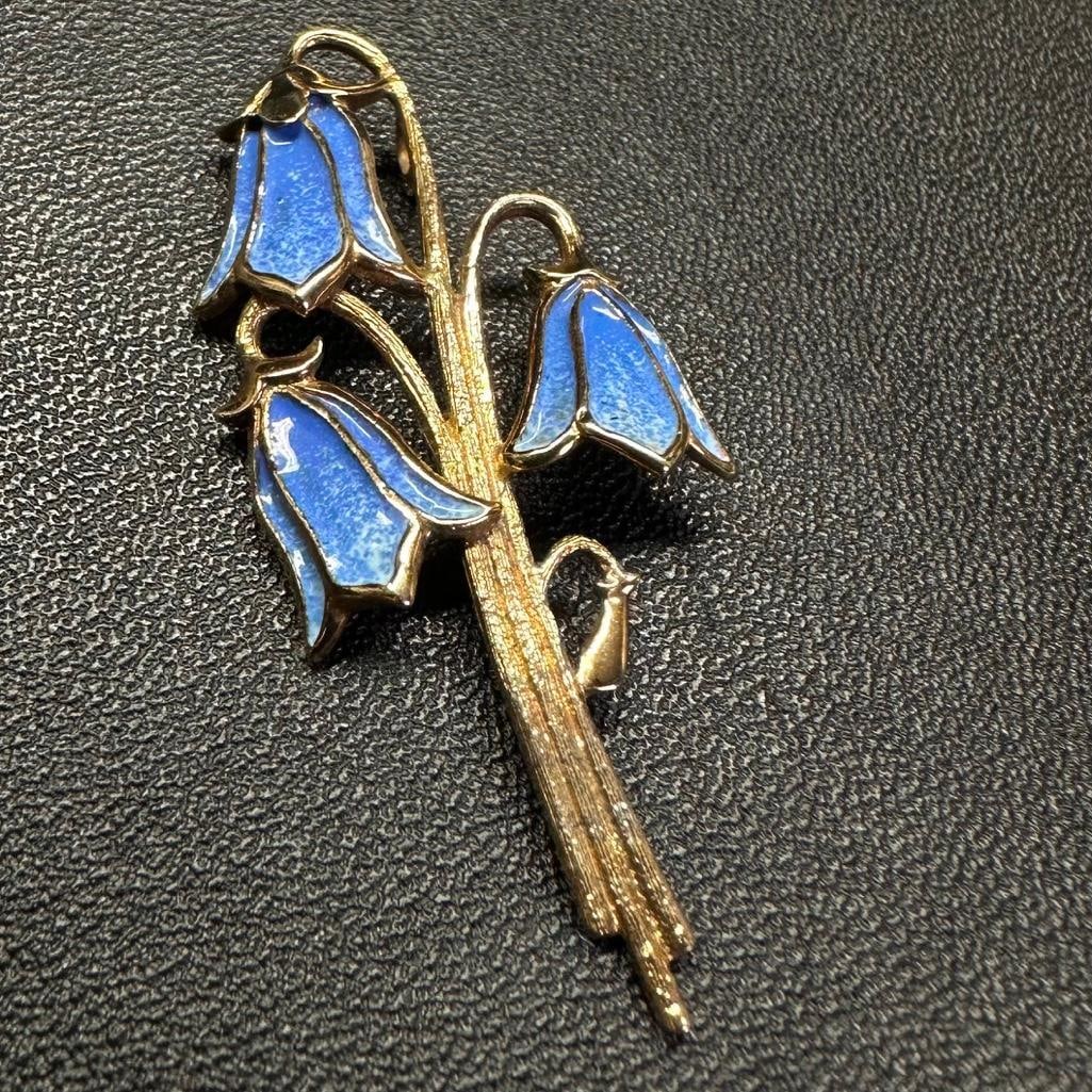 9k Gold Enamel Blue Flowers Pendant: This piece of jewelry has been tested and researched prior to listing. Please view all our pictures they are part of our description. DETAILS: Metal - 9k Gold Color - Yellow Gold Stones - enamel Hall