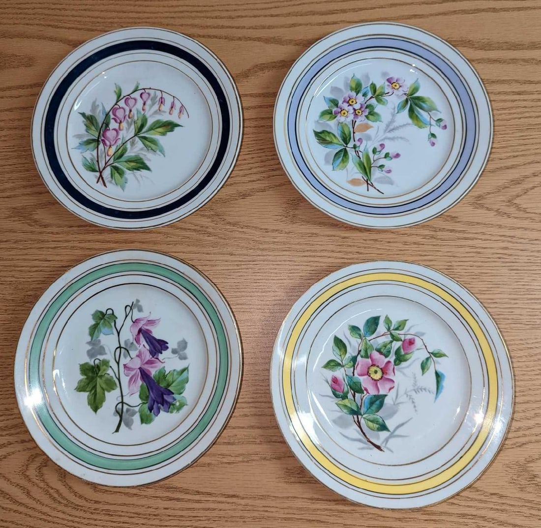 4 Vintage Victoria Hand Painted 8 1/4 Plates: 4 Vintage Victoria Hand Painted 8 1/4 Plates. Each porcelain plate is approx 8 1/4" x 8 1/4" x 1" and together they weigh 2.27lbs. The plates are in good, vintage condition with markings and color los