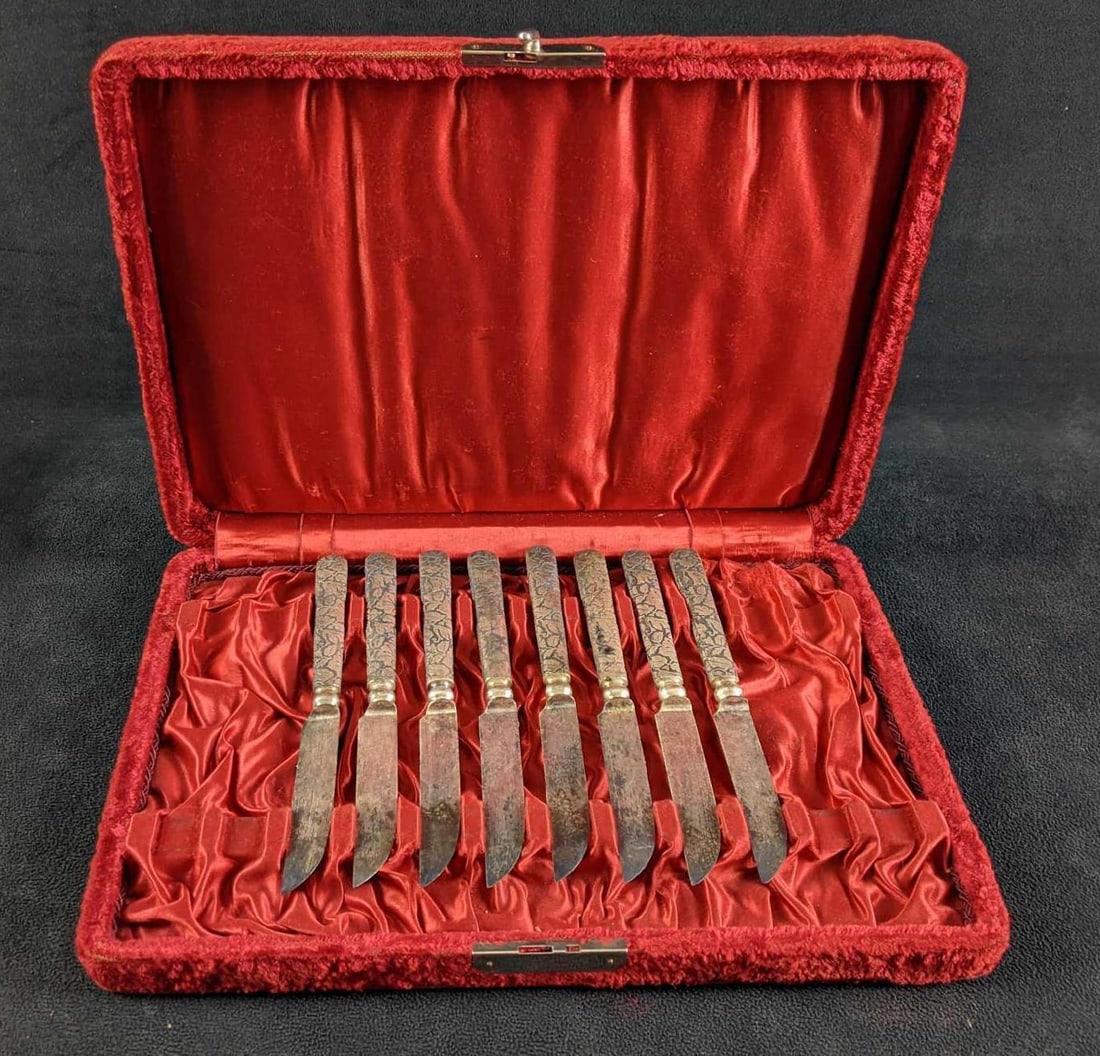 Antique Cutlery Silver-Plated Meriden Cutlery Co: Antique Cutlery Silver-Plated Meriden Cutlery Co This is a set of 8 Meriden Cutlery Co. fruit knives. These are in the pattern Arabesque and silver plated. There is tarnish o these but still seem shar