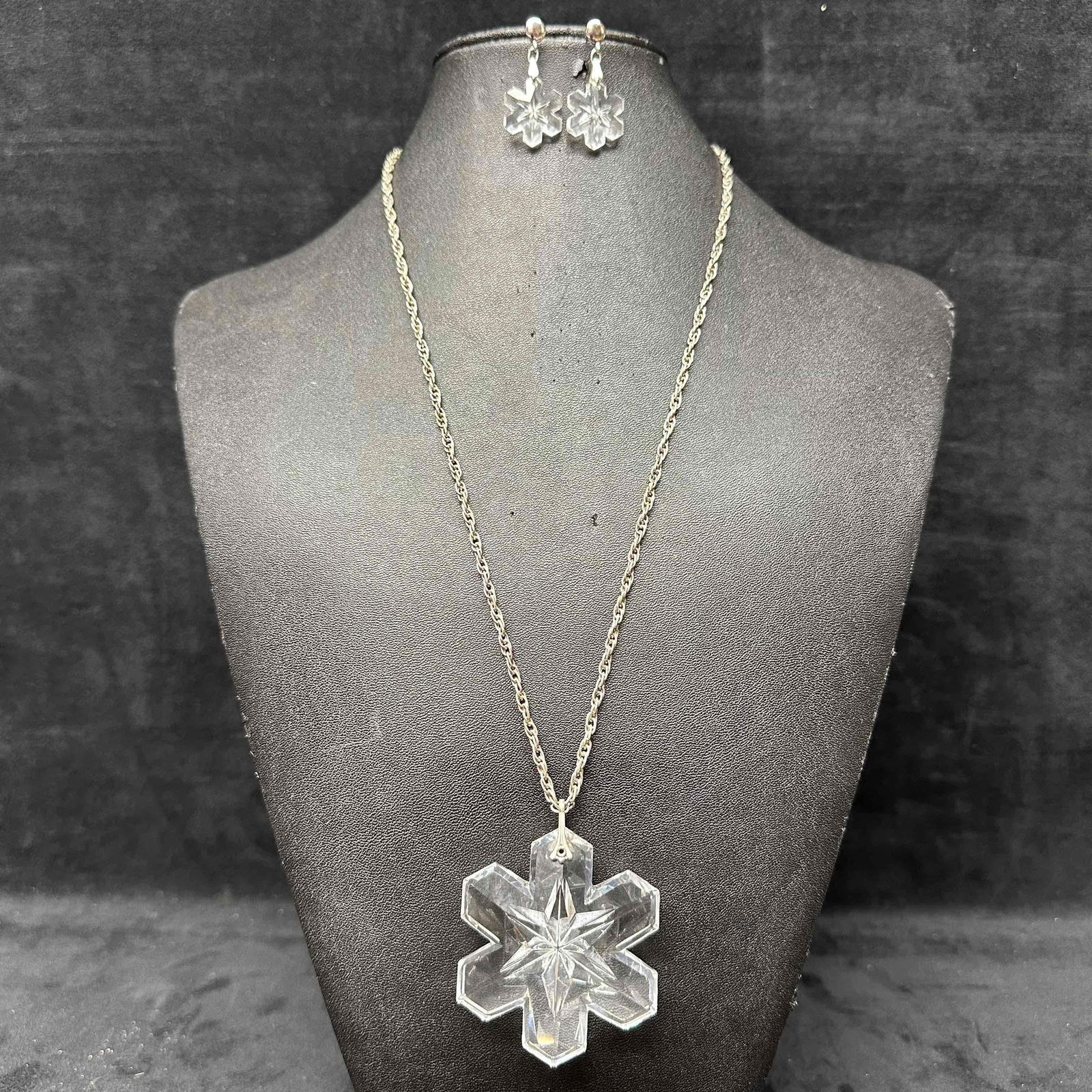 Gorham Cut Crystal Snowflake Pendant on Silver-Tone Chain Necklace and Earrings K64: Large faceted clear crystal snowflake pendant on silver-tone twisted chain with barrel clasp and matching snowflake earrings. Pendant and earrings have brilliant sparkle. These item are in good pre-ow