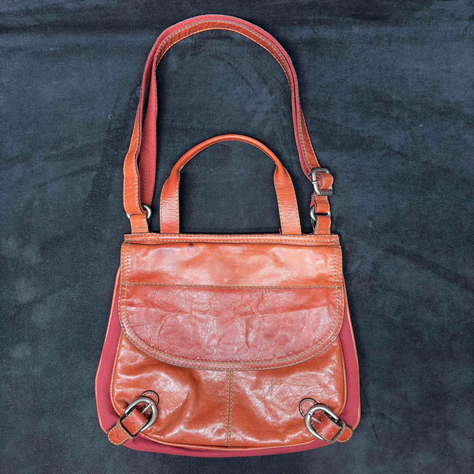 Fossil Red Orange Leather Canvas Purse Handbag: Fossil Red Orange Leather Canvas Purse Handbag. Vintage Fossil genuine leather handbag. Features a should strap and handle. Six pocket comparments for easy storage. Light stains noticed on the bag. Li