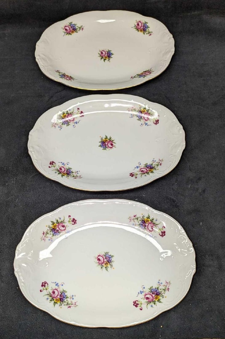 3 Royal Kent And Royal Vienna Serving Platters: 3 Royal Kent And Royal Vienna Serving Platters. Each is made of fine china and is approx 11 1/4" x 7 7/8" x 1" and the total weight is 3.95lbs. There are no chips or cracks. 