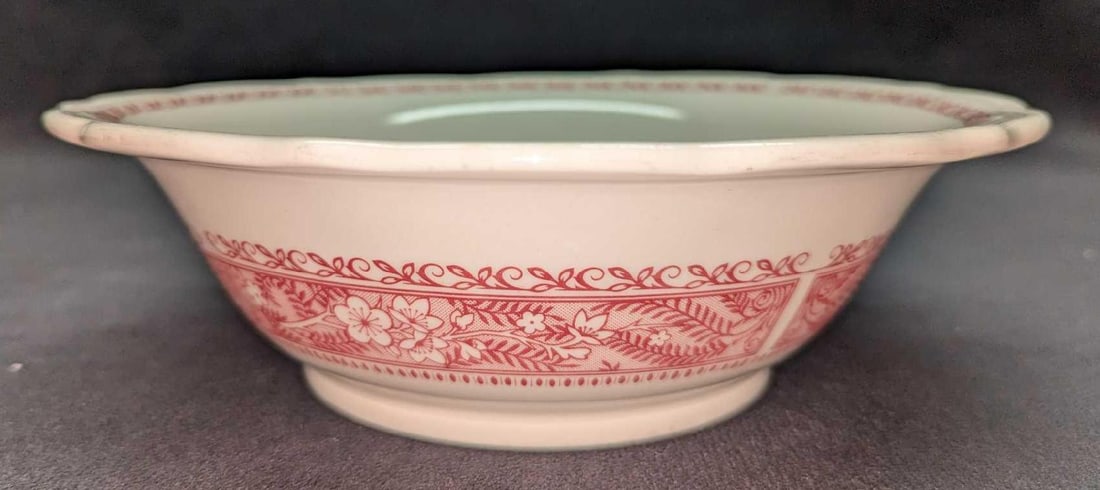 Syracuse Strawberry Hill Pink Round Vegetable Bowl B: Syracuse Strawberry Hill Pink Round Vegetable Bowl B. This is approx 9" x 2 3/4" x 9" and it weighs 1.48lb. The retired fine bowl has no chips or cracks.