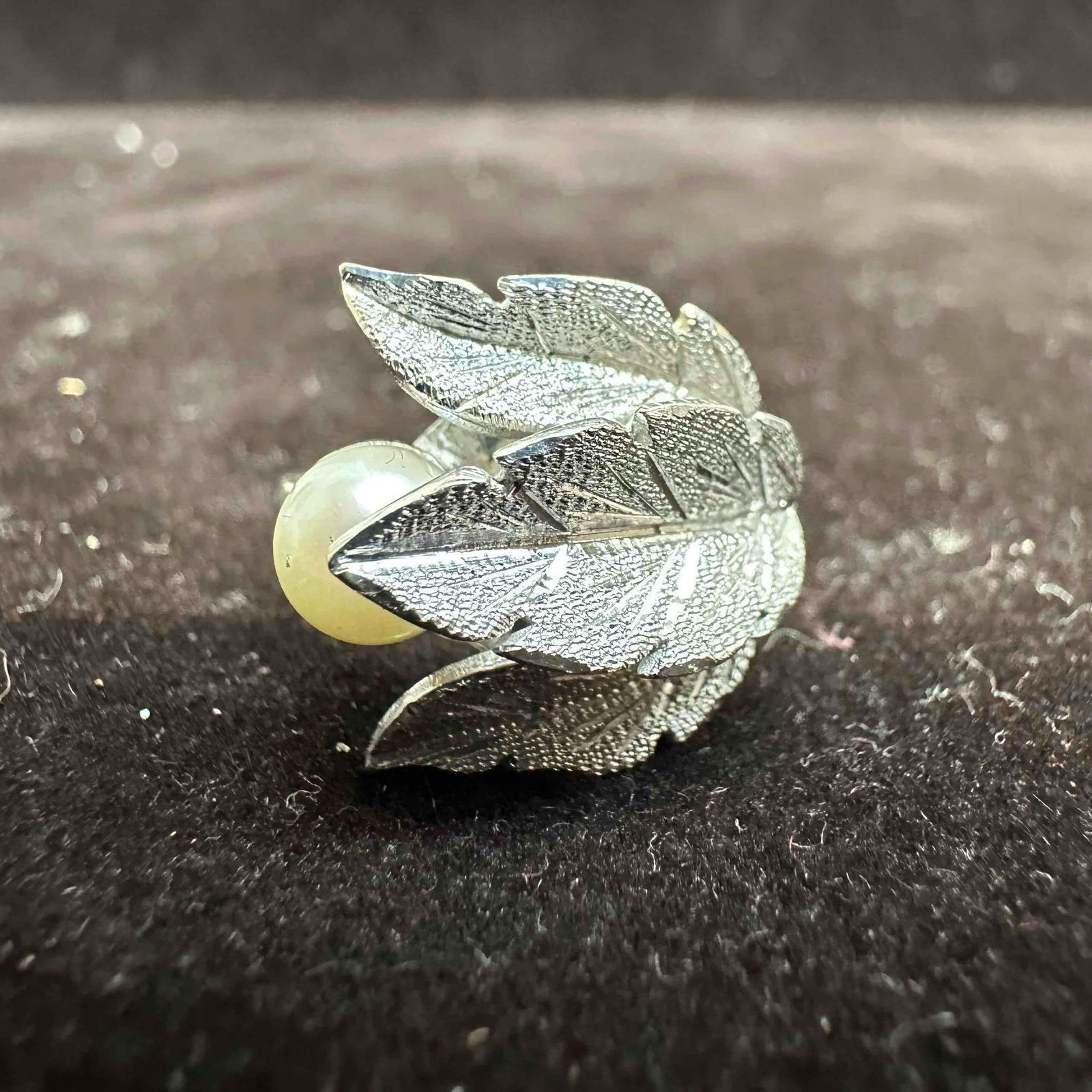 14K Gold Ring with River Pearl Setting and Leaf Motifs: This item is in good pre-owned, previously used/displayed condition with noticeable light wear, and surface scratches. Please reference all photos for full details. This piece of jewelry has been